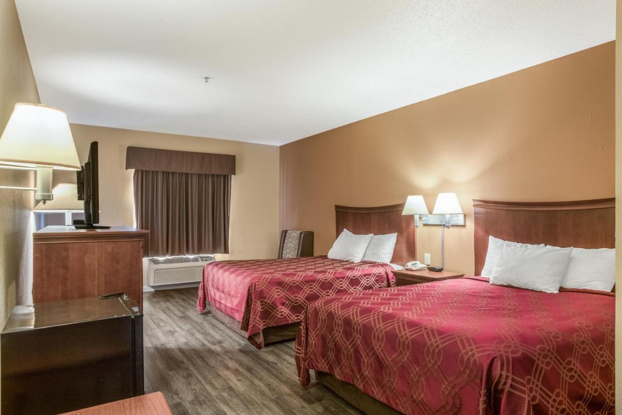 Econo Lodge Inn & Suites Marietta Exterior photo