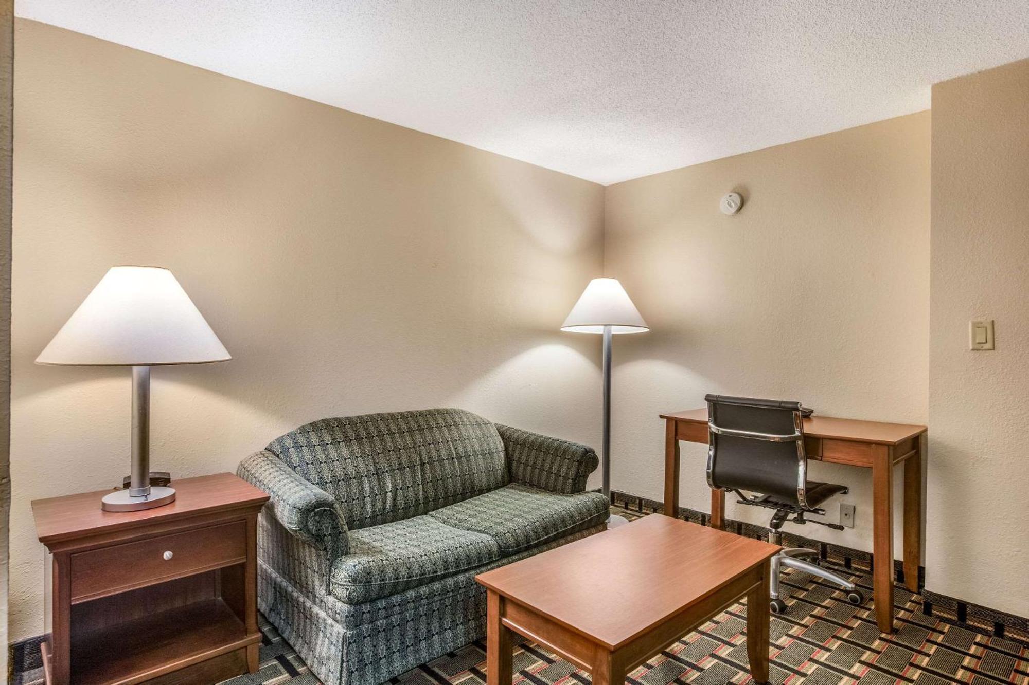 Econo Lodge Inn & Suites Marietta Exterior photo