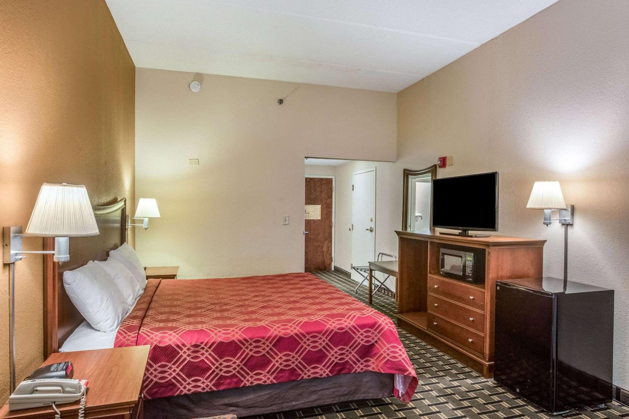 Econo Lodge Inn & Suites Marietta Exterior photo